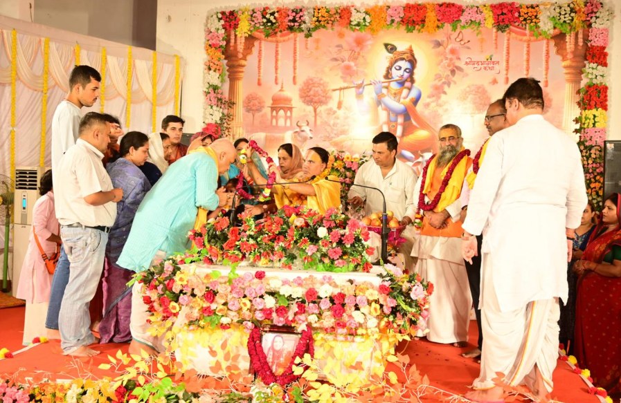 Devotees gathered around a floral vyas peeth